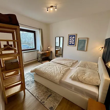 Karl Flats - Netflix - Parkplatz - Balkon アパート