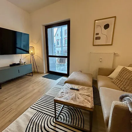 Karl Flats - Netflix - Parkplatz - Balkon *