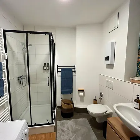 Karl Flats - Netflix - Parkplatz - Balkon *